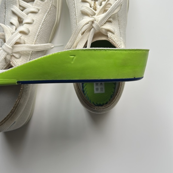 Rothys Limited Edition Gold Metallic Lace up Sneakers - Size 7 - Picture 12 of 13